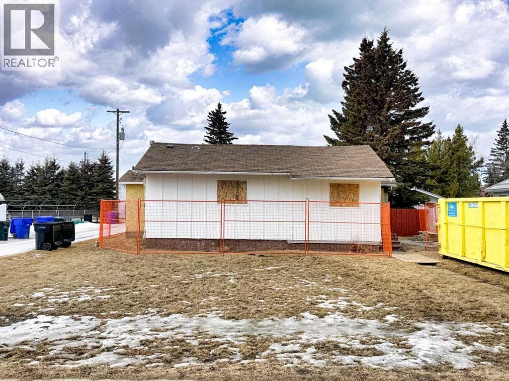 4906 52 Avenue photo 2